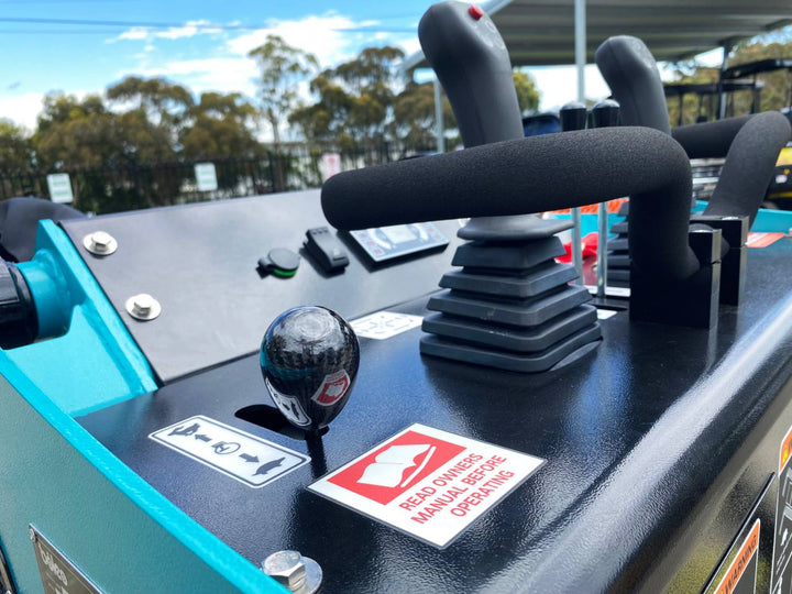 SV25H NARROW TRACK MINI SKID STEER LOADER - Solo New Zealand